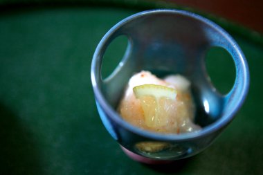 Sashimi ile küçük kase, Japon lezzeti taze çiğ balık ya da ince dilimlenmiş deniz ürünlerinden oluşur.