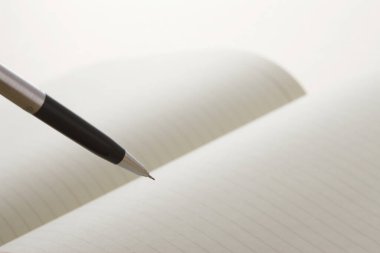 Kalem ve boş defterin takvim ile yakın plan görüntüsü. iş görüşmesi için planlama.                 