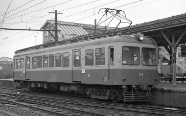 Japonya 'daki eski trenin siyah beyaz fotoğrafı