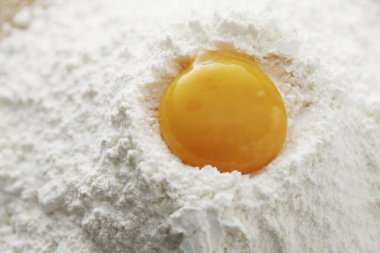 Unlu çiğ yumurta sarısının yakın plan görüntüsü. 