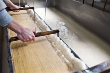 Eller peynirleri çekiyor.