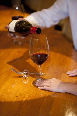 Bardağa kırmızı şarap dök.