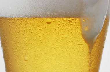 Bira cam beyaz arka plan üzerinde köpük ile