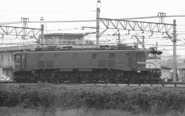 Lokomotif, Japonya 'da demiryolunu geçerken dikkat çekiyor.