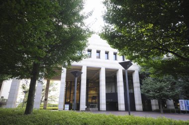 Şehirdeki modern beyaz mermer bina