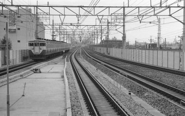 Halka açık bir istasyonda yolcu treni. Siyah beyaz fotoğraf.