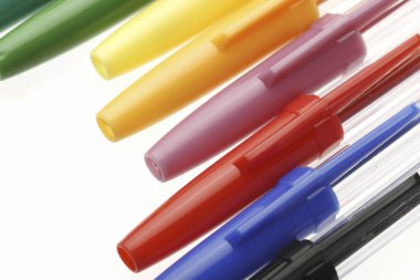 Beyaz arkaplanda renk kalemleri