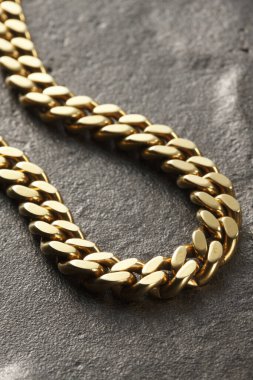 Arka planda güzel altın zincir, yakın plan