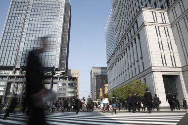 Tokyo, Japonya 'da merkez caddenin yanından geçen kalabalık