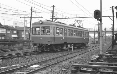 Japonya 'daki eski trenin siyah beyaz fotoğrafı