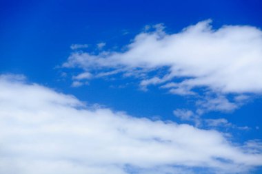 Mavi gökyüzü arka planda güzel bulutlar.