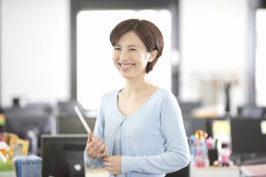 Ofiste evrakları olan bir iş kadını.