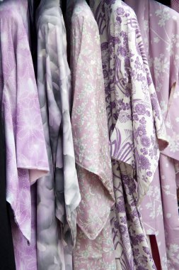 Mağazada renkli ipek kumaş