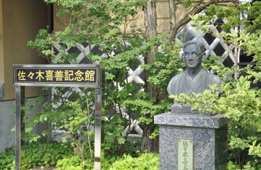 Parktaki tarihi taş heykel manzarası