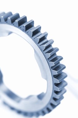 Dişli çarkının bir parçası, beyaz arka planda izole edilmiş.