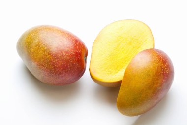 Taze taze mango meyveleri beyaz üzerine