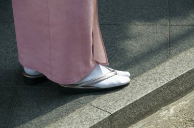 Terlik ve çorap giyen bir kadın. 