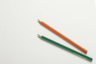 Beyaz üzerine izole edilmiş renkli kalemler