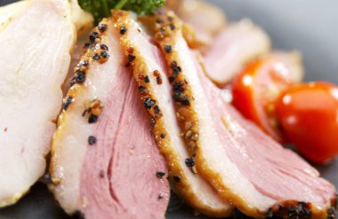 Kızarmış ördek göğsü ve vişneli domates.