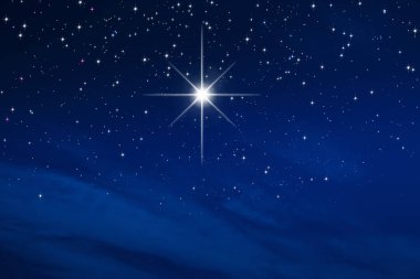 Gece gökyüzü arkaplanlı bir noel yıldızı