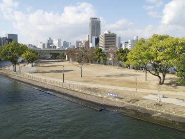 Japon caddesindeki modern binalar, Asya mimarisinin gündüz görüşü. 