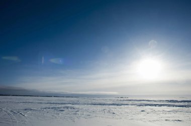 Kar ve güneşli güzel kış manzarası 