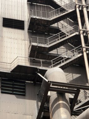 Çelik boru hatları ve merdivenleri olan sanayi bölgesi