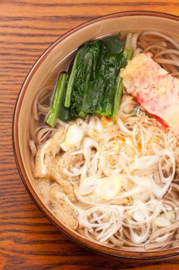 Japon usulü domuz etli ve sebzeli erişte.