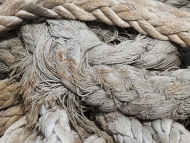 İskeleye yakın görüntüde eski bir ip