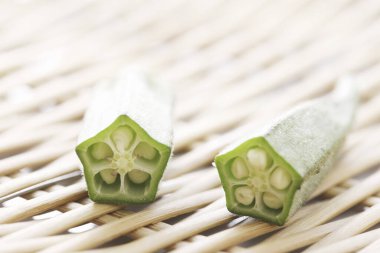 Tahta tabakta bayanın parmakları olarak da bilinen taze bamya sebzesi. 