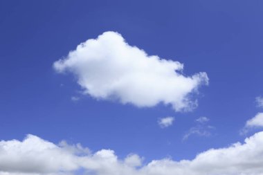 Mavi gökyüzü ve beyaz bulutlar