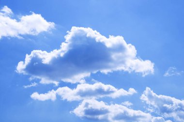Mavi gökyüzü ve beyaz kabarık bulutlar