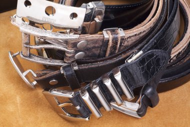 Masadaki deri kemerleri kapatın.