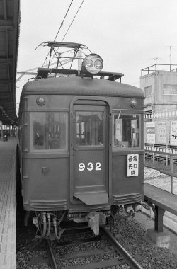 Tren demiryolunda ilerliyor.