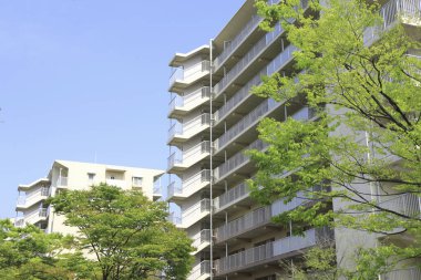 Bina yeşil ağaçlı