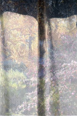 Perde boyunca ışık tarafından oluşturulan soyut desenler