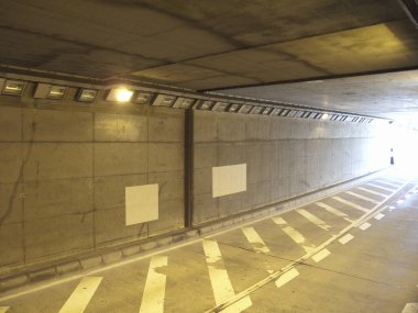 Bir tünelin yeraltı geçidi