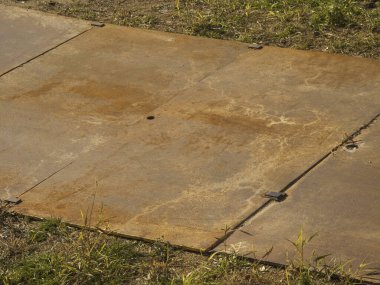 Arka planda paslı bir plaka.