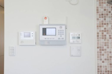 Farklı aletlerle modern bir hastanenin içinde.