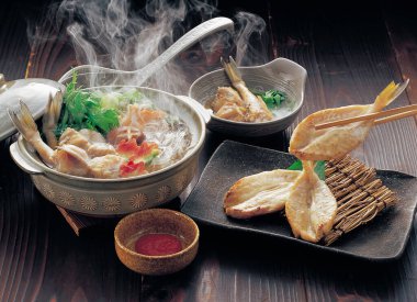 Lezzetli Asya mutfağının yakın görüntüsü - kızarmış balık ve güveç