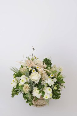 Vazoda bir buket taze çiçek, çiçek kompozisyonu 