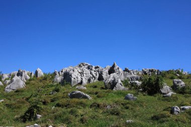 Dağlarla ve mavi gökyüzüyle manzara