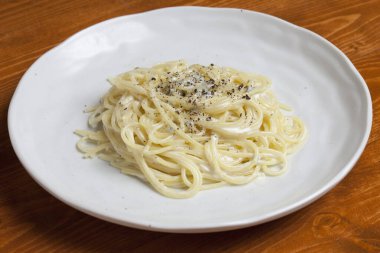 Peynirli makarna arka planda, yakın plan.