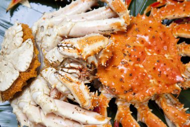 Masadaki iki yengecin görüntüsünü kapat