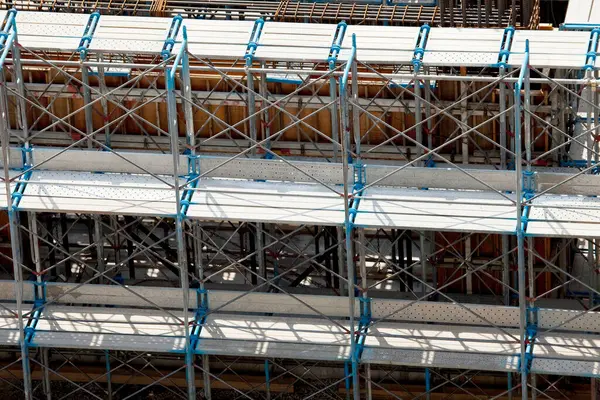 Tamamlanmamış dış yapıyı çevreleyen metal yapı.