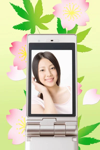 Teléfono Móvil Pantalla Con Hermosa Mujer Asiática Imagen — Foto de Stock