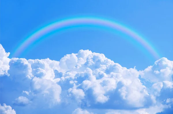 Μπλε Ουρανός Λευκά Χνουδωτά Σύννεφα — Φωτογραφία Αρχείου