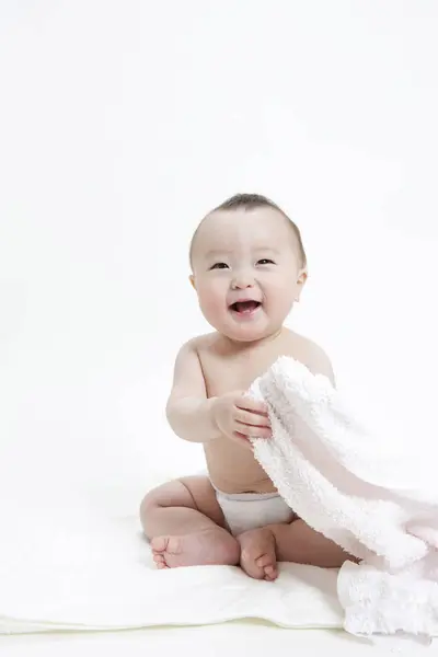 照片上的可爱的亚洲宝宝穿着白色背景的尿布 — 图库照片