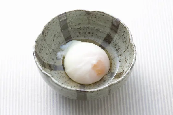 Çinde Haşlanmış Yumurta Olan Bir Kase — Stok fotoğraf