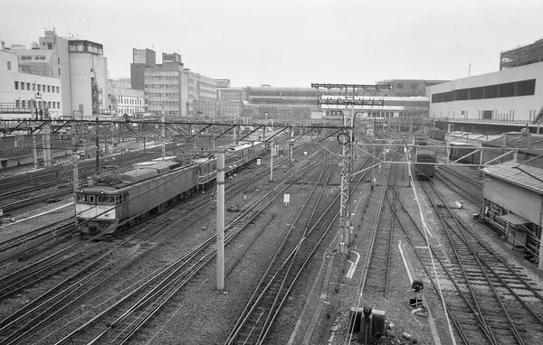 Tren istasyondaki tren raylarında ilerliyor.